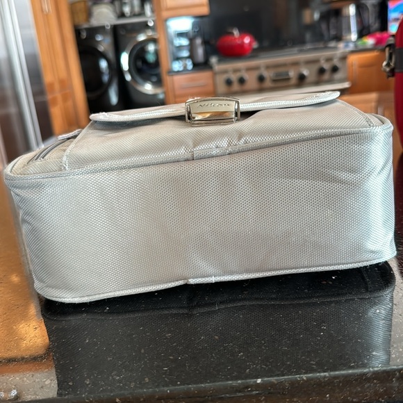 Nikon 1 Series Deluxe Digital Camera CASE in Silver - Picture 6 of 10